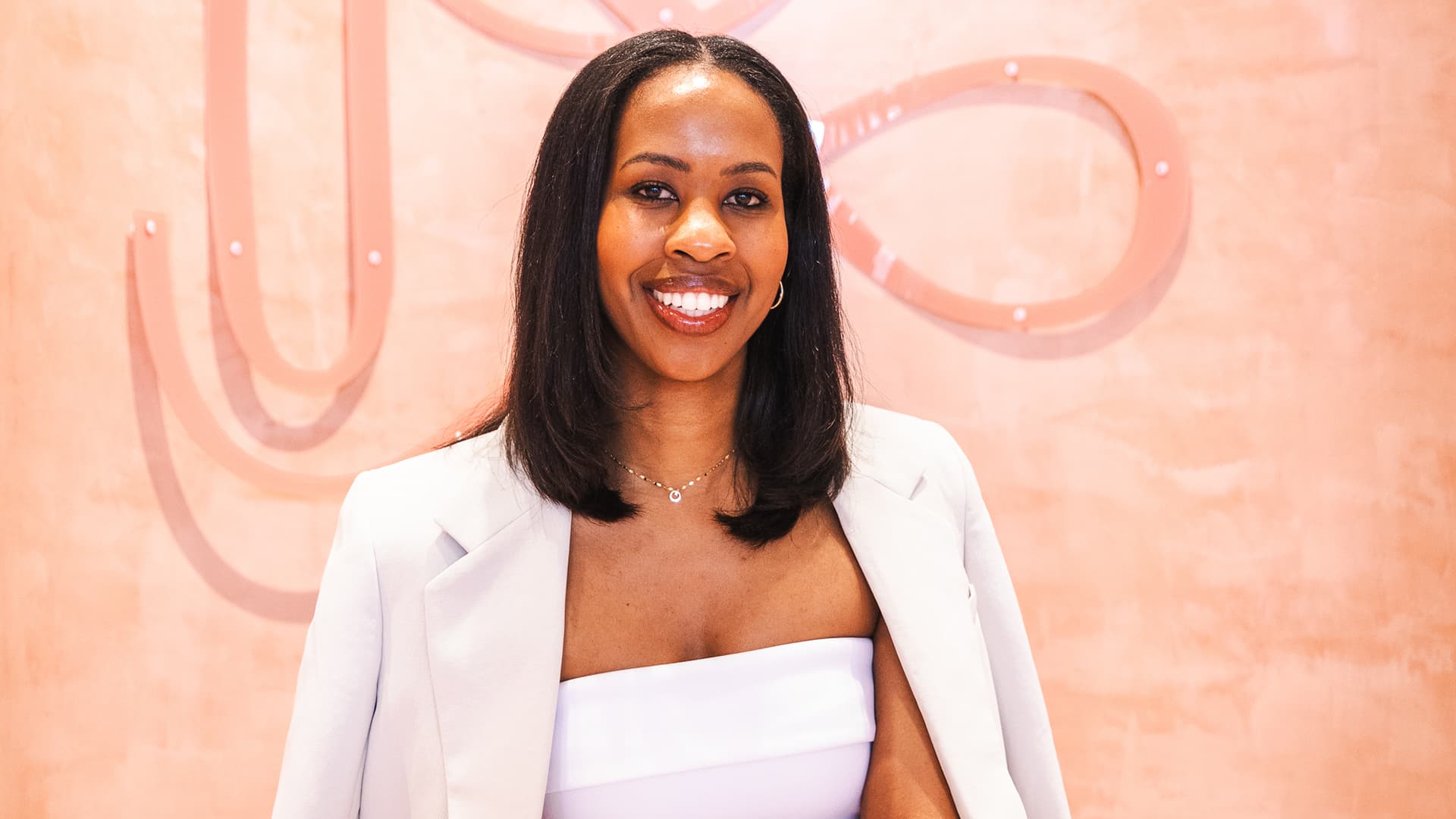 This Founder Scaled A Texas-Based Blowout Bar With Backing From Starbucks' Former CEO Even Though Many Didn't See 'Opportunity In The Textured Hair Market' This Founder Scaled A Texas-Based Blowout Bar With Backing From Starbucks' Former CEO Even Though Many Didn't See 'Opportunity In The Textured Hair Market'